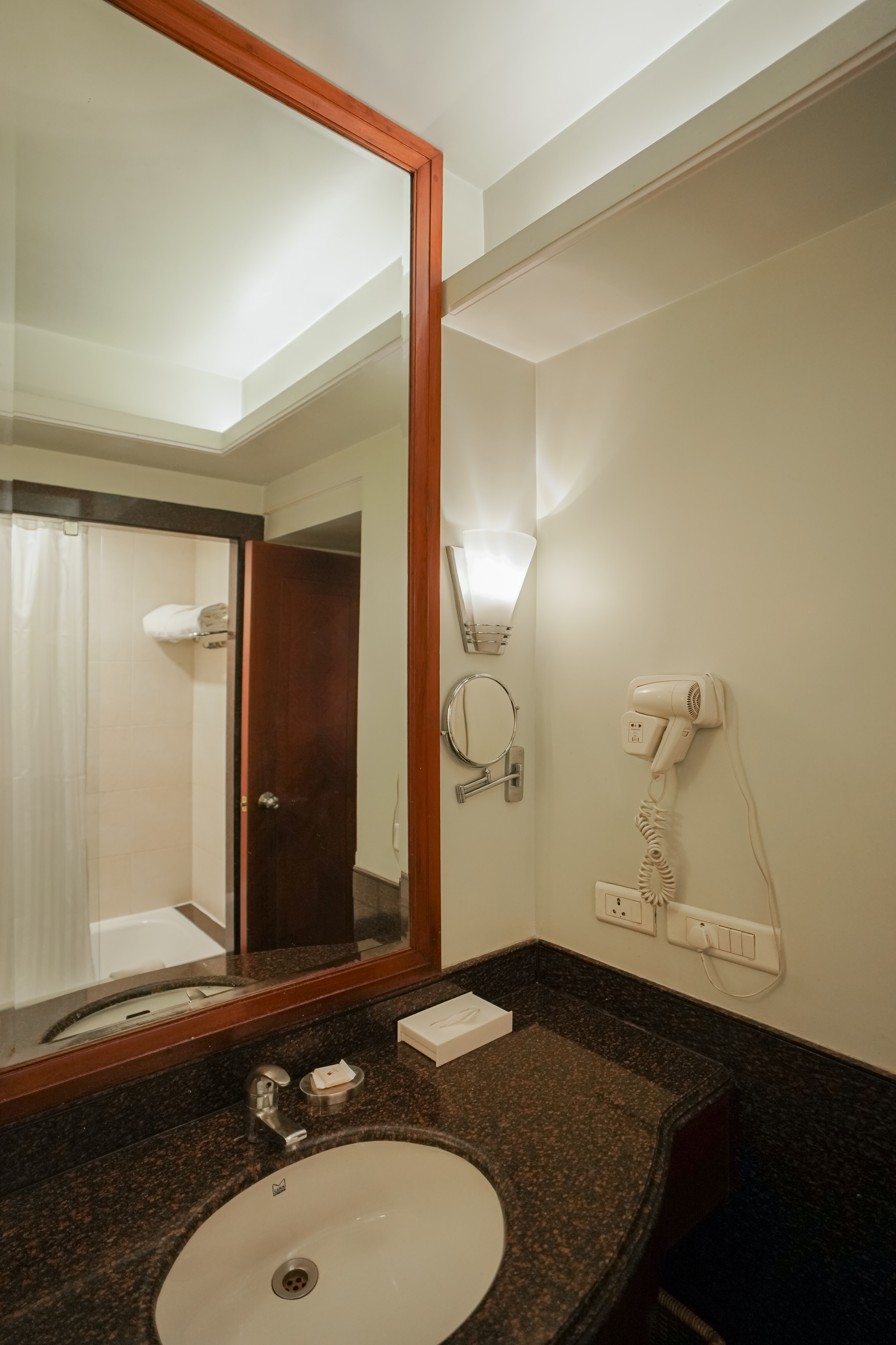 Twin Bed Room - Bright Ambiance